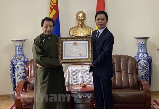 Mongolian professor presented Vietnamese Friendship Medal for honouring President Ho Chi Minh